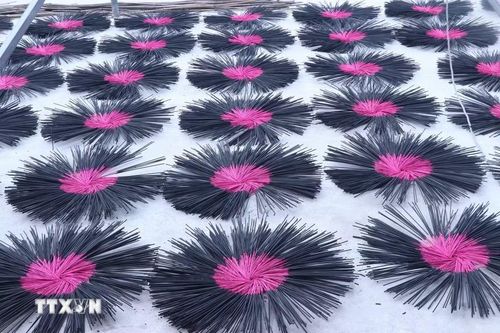 Hương đen Văn Quan, xã Diên Hà, tỉnh Hưng Yên có mùi thơm tự nhiên là sự kết hợp giữa nhựa trám và than. (Ảnh: Đinh Văn Nhiều/TTXVN) 