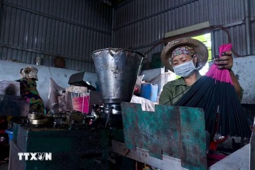 Các xưởng sản xuất ở Văn Quan đưa máy móc vào sản xuất nhằm giảm sức lao động, tăng năng suất cho sản phẩm hương đen. (Ảnh: Đinh Văn Nhiều/TTXVN)