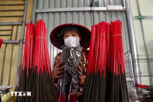 Người dân đóng gói hương đen Văn Quan. (Ảnh: Đinh Văn Nhiều/TTXVN)