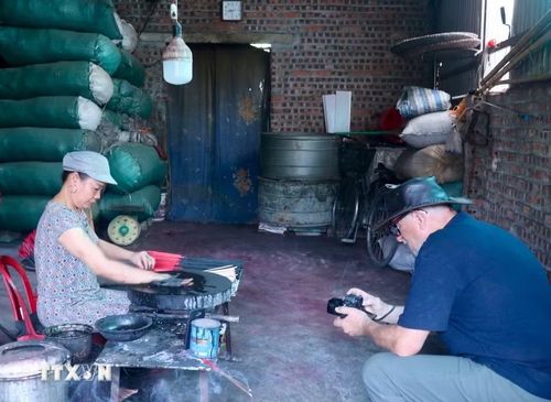 Nghề làm hương ở Văn Quan được du khách nước ngoài đến tham quan, chụp ảnh. (Ảnh: Đinh Văn Nhiều/TTXVN)