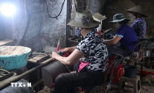 Nhiều xưởng sản xuất hương ở Văn Quan, xã Diên Hà, tỉnh Hưng Yên thu hút được nhiều lao động địa phương. (Ảnh: Đinh Văn Nhiều/TTXVN)