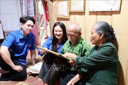 Ông Lò Văn Hếnh ở bản Nà Hường, xã Tà Hộc, tỉnh Sơn La (96 tuổi), cựu thanh niên xung phong, giai đoạn 1952-1954 tại Ngã ba Cò Nòi ôn lại kỷ niệm một thời tham gia chiến đấu.