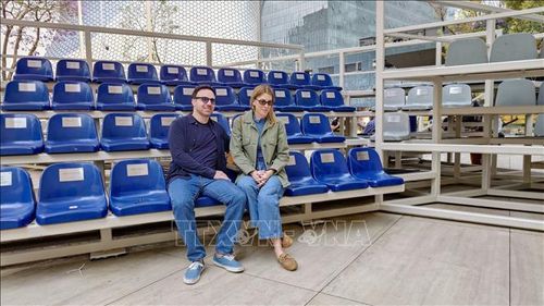 Khách du lịch quốc tế ngồi khán đài mô phỏng sân vận động huyền thoại Estadio Azteca tại thủ đô Mexico City. Ảnh: Phi Hùng - PV TTXVN tại Mexico