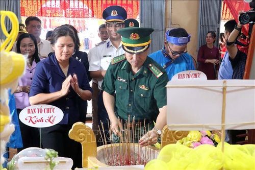 Các đơn vị, sở, ngành của thành phố Cần Thơ thực hiện nghi thức thắp hương và dâng lễ cho Ông.