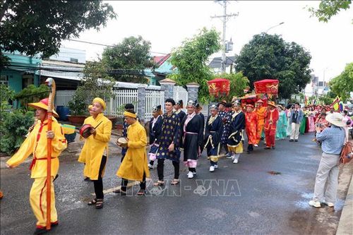 Đoàn nghi lễ tiến hành "Thỉnh Ông" về đất liền.