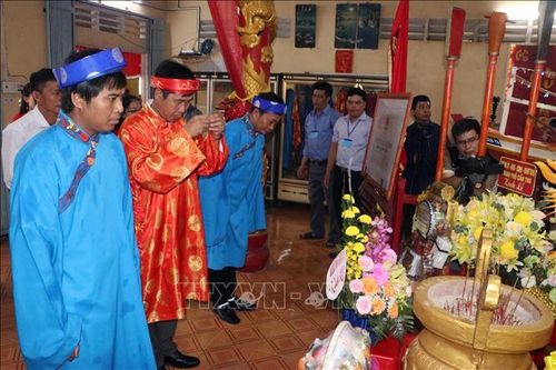 Thực hiện nghi thức dâng lễ cho Ông.