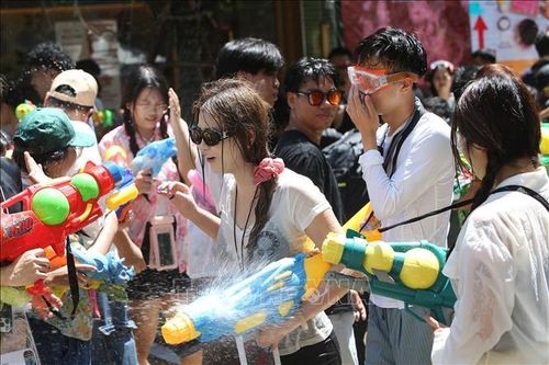 Người dân tham gia lễ hội Songkran tại Bangkok, Thái Lan. Ảnh: THX/TTXVN