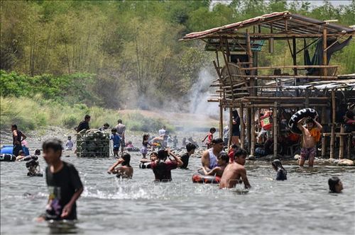 Người dân tắm sông tránh nóng tại Bulacan, Philippines. Ảnh: AFP/TTXVN