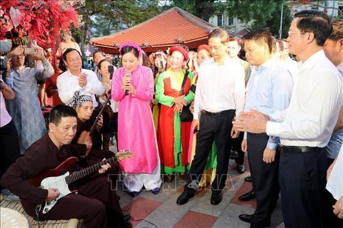 Lãnh đạo thành phố và du khách tham quan không gian sự kiện. Ảnh: Mạnh Tú/TTXVN