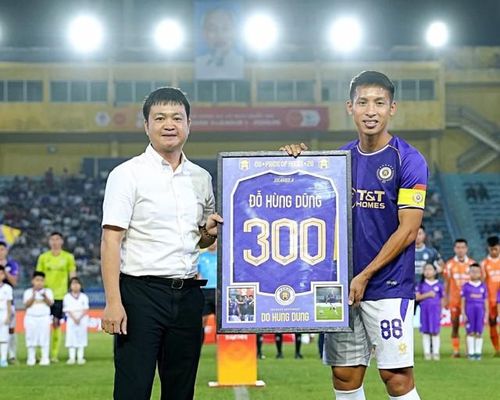 Hùng Dũng cán mốc thi đấu 300 trận cho CLB Hà Nội. Ảnh: HNFC.