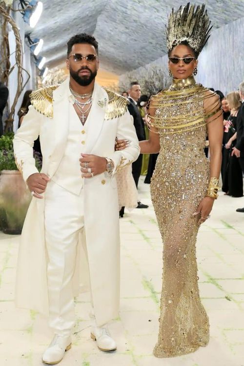 Russell Wilson và vợ Ciara đều xuất hiện lộng lẫy với loạt trang sức xa xỉ. Đặc biệt, anh gây chú ý với đồng hồ Jacob &amp; Co trị giá 1,5 triệu USD, dây chuyền tennis kim cương Ashoka 2,4 triệu USD, cùng nhiều trang sức kim cương từ Grown Brilliance, Vobara và Miraki. Ảnh: Getty