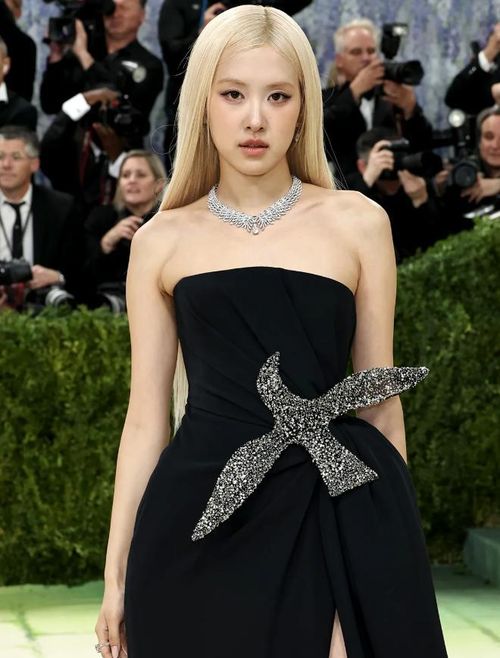 Đại sứ Tiffany &amp; Co. Rosé gây ấn tượng khi phối váy Saint Laurent họa tiết chim với vòng cổ Tiffany &amp; Co. hiệu ứng cánh, nổi bật viên đá trung tâm 4 carat. Ảnh: Getty