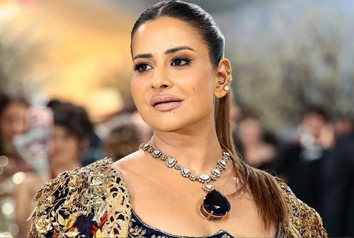 Doanh nhân tỷ phú kiêm nhà từ thiện Sudha Reddy gây choáng khi diện trang phục Manish Malhotra và đeo vòng cổ trị giá 15 triệu USD từ bộ sưu tập cá nhân. Thiết kế mang phong cách Victoria với kim cương cắt hoa, nổi bật là mặt dây 550 carat tanzanite xanh tím “Queen of Merelani” từ Tanzania. Ảnh: Getty