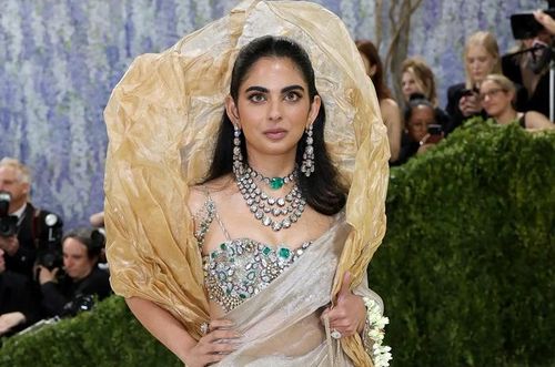 Isha Ambani gây chú ý tại Met Gala trong thiết kế Gaurav Gupta thêu đá quý từ bộ sưu tập của mẹ Nita Ambani, gồm 200 kim cương “old mine” và ngọc lục bảo từng thuộc Nizam. Cô còn đeo choker 50 carat của Lorraine Schwartz từng xuất hiện trên nhẫn của Angelina Jolie tại Oscar 2009. Ảnh: Getty