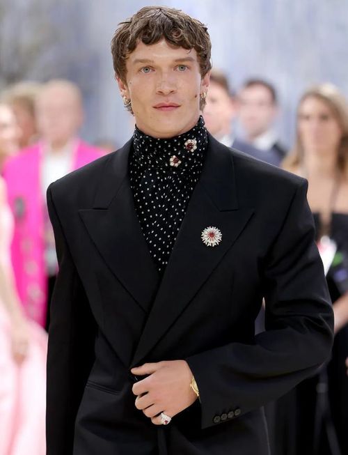 Connor Storrie gây ấn tượng khi xuất hiện trong bộ suit Saint Laurent may đo, kết hợp đồng hồ Omega và trâm cài Tiffany &amp; Co. đính bạc và ruby, tạo điểm nhấn tinh tế cho diện mạo lịch lãm. Ảnh: Getty