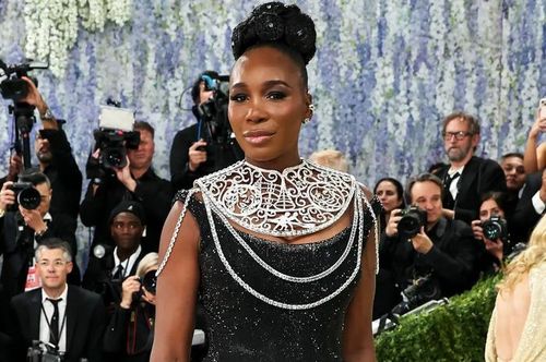Venus Williams diện Swarovski với phong cách lấy cảm hứng từ bức chân dung của cô do Robert Pruitt thực hiện. Điểm nhấn là vòng cổ tái hiện thiết kế gắn với Wimbledon, mang biểu tượng cho sự nghiệp, gia đình và hành trình đấu tranh bình đẳng trong tennis. Ảnh: Getty