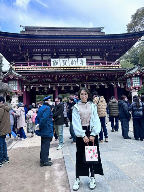 Chị Nguyễn Thị Duyên trong một chuyến thăm đền thờ thần đạo "Dazaifu Tenmangu"