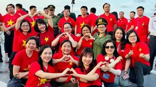 Các đại biểu tham gia giao lưu văn nghệ với các chiến sỹ