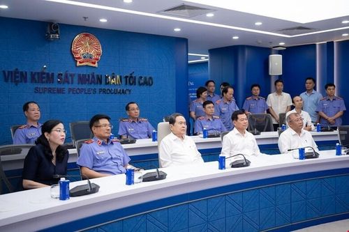 Chủ tịch Quốc hội Trần Thanh Mẫn thăm Trung tâm điều hành thông minh ngành Kiểm sát nhân dân. Ảnh: Quochoi.vn.