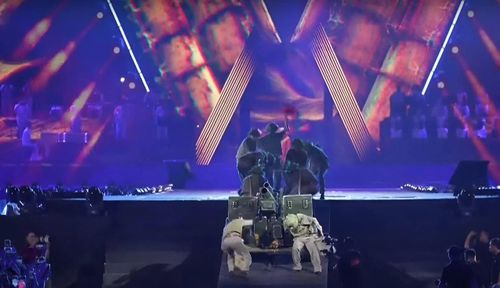 Hoạt cảnh kéo pháo được tái hiện trong Liên khúc “Đường lên phía trước và Hò kéo pháo” trên sân khấu chính của concert quốc gia “Tổ quốc trong tim” diễn ra vào tháng 8-2025 tại sân vận động quốc gia Mỹ Đình - Nguồn Internet