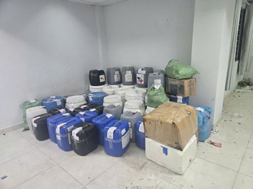 Tang vật bị thu giữ trong vụ án buôn bán, sản xuất giấm ACETIC. Ảnh: Cổng thông tin điện tử Bộ Công an.