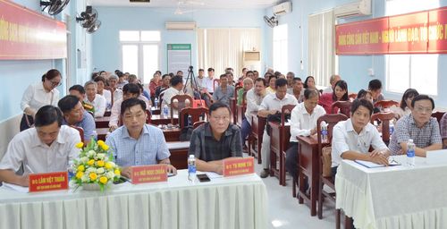 Đại biểu và cử tri tham gia buổi tiếp xúc cử tri tại xã Hòn Nghệ.