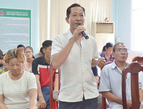 Cử tri Nguyễn Văn Thọ, ngụ ấp Bãi Chướng kiến nghị tại buổi tiếp xúc cử tri.