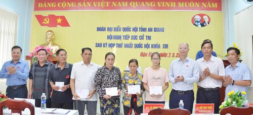 Đoàn đại biểu Quốc hội tỉnh An Giang, đơn vị số 5 và chính quyền địa phương trao quà cho gia đình chính sách, hộ nghèo trên địa bàn xã.