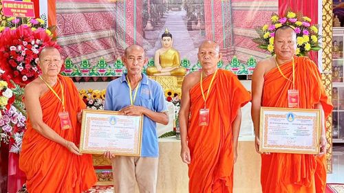 Hội Đoàn kết sư sãi yêu nước tỉnh An Giang tặng giấy khen cho tập thể, cá nhân có thành tích xuất sắc trong đóng góp xây dựng các hạng mục công trình tại chùa Đồng Tranh.