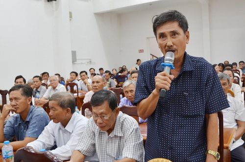 Cử tri xã Phú Tân phát biểu ý kiến.