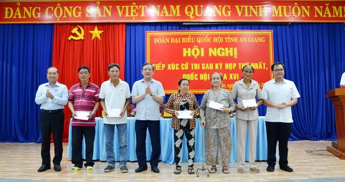 Đoàn Đại biểu Quốc hội tỉnh An Giang (đơn vị số 2) tặng quà gia đình chính sách, hộ nghèo của xã Phú Tân.