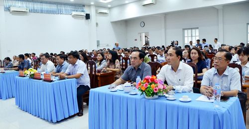 Đại diện sở, ngành tỉnh, chính quyền địa phương và cử tri tham dự buổi tiếp xúc cử tri.