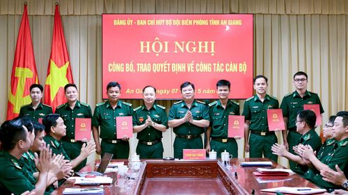 Đại tá Phạm Văn Thắng, Phó Chỉ huy trưởng Bộ Chỉ huy Quân sự tỉnh, Chỉ huy trưởng Ban Chỉ huy Bộ đội Biên phòng tỉnh (thứ 4, từ phải sang) và Đại tá Trần Ngọc Châu, Phó Chỉ huy trưởng Ban Chỉ huy Bộ đội Biên phòng tỉnh An Giang (thứ 4, từ trái sang) trao quyết định cho các đồng chí.