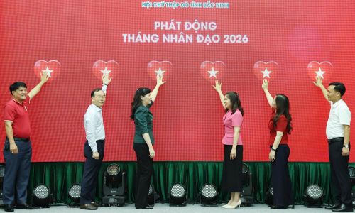  Các đại biểu thực hiện nghi thức phát động Tháng Nhân đạo năm 2026. 