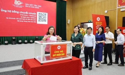  Các đại biểu ủng hộ Quỹ Nhân đạo. 