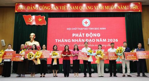  Các đồng chí: Lâm Thị Hương Thành, Lê Thị Duyên tặng hoa tri ân các đơn vị đăng ký ủng hộ tại chương trình. 