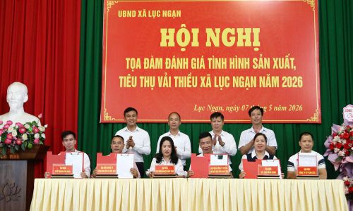  Đại diện các doanh nghiệp, hợp tác xã ký kết bản ghi nhớ hợp đồng tiêu thụ vải thiều năm 2026. 