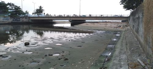 Cát bồi lấp thành cồn cao chắn khoảng thông thuyền 1 nhịp cầu Phú Lộc, gây lo ngại cản trở thoát nước trong mùa mưa. Ảnh: HOÀNG HIỆP