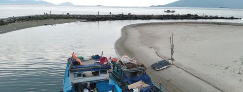 Trước tình trạng bồi lấp, các chuyên gia đề nghị cần đánh giá lại kè đá chắn chính diện cửa sông Phú Lộc. Ảnh: HOÀNG HIỆP