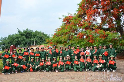 Cô, trò Trường PTDTNT THPT tỉnh Điện Biên tham quan tại Di tích Đồi A1.