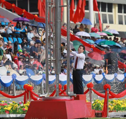 Chủ tịch UBND tỉnh Lê Văn Lương thắp ngọn lửa truyền thống của Đại hội.