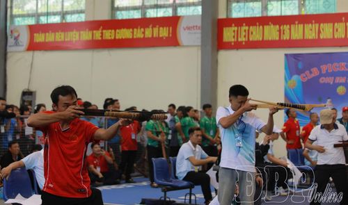 Vận động viên tranh tài môn bắn nỏ.