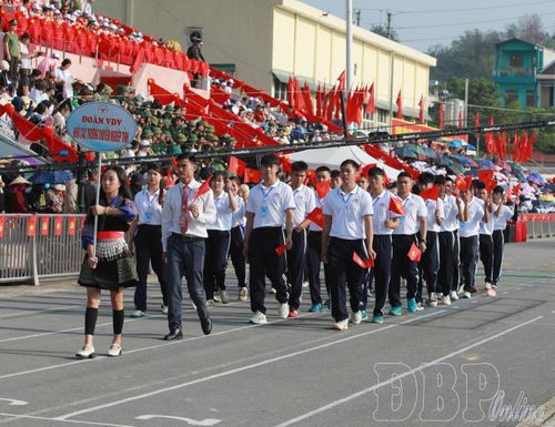 Các khối diễu hành qua khán đài.