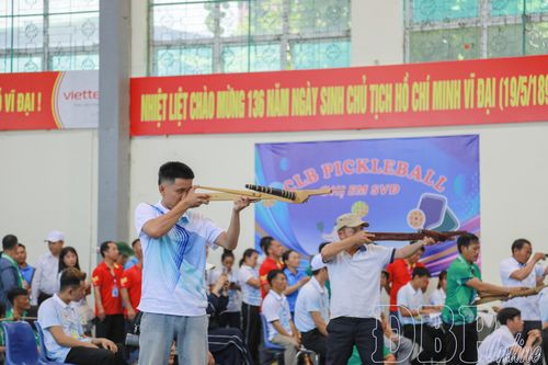 Thi đấu môn bắn nỏ.