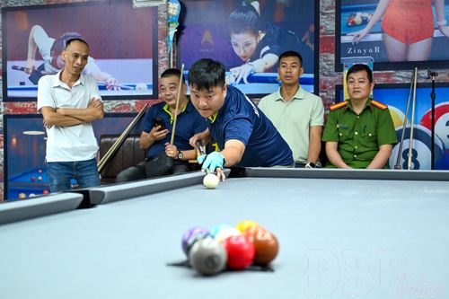 VĐV thi đấu Billiards &amp; Snooker tại CLB Bi-a đường Nguyễn Chí Thanh.