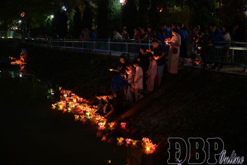 Đoàn viên, thanh niên, người dân và du khách thả hoa đăng trên sông Nậm Rốm.
