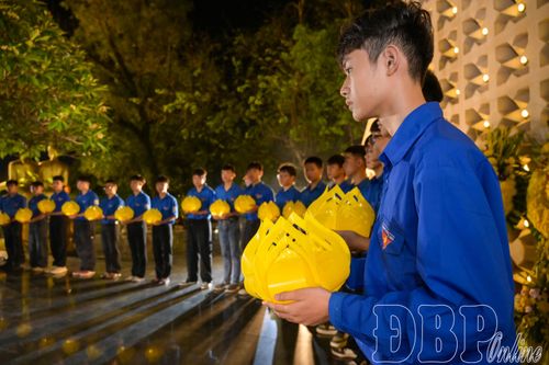 Tuổi trẻ Điện Biên tri ân các anh hùng liệt sĩ.