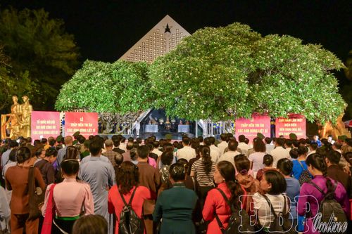 Cùng với các đại biểu, nhiều người dân, du khách cũng vào viếng Nghĩa trang Liệt sĩ quốc gia A1.
