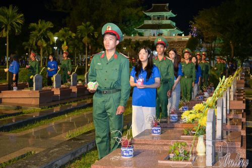 Lực lượng vũ trang và đoàn viên thanh niên dâng hoa đăng lên phần mộ các anh hùng liệt sĩ tại Nghĩa trang Liệt sĩ quốc gia A1.