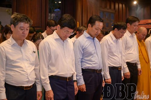 Các đại biểu dành phút mặc niệm, tưởng nhớ công ơn của các anh hùng liệt sĩ.